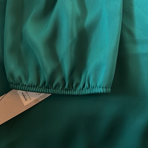 NWT Apt 9 v-neck blouse with rhinestones. Elastic sleeves. Hunter green. Size XL - Picture 10 of 10